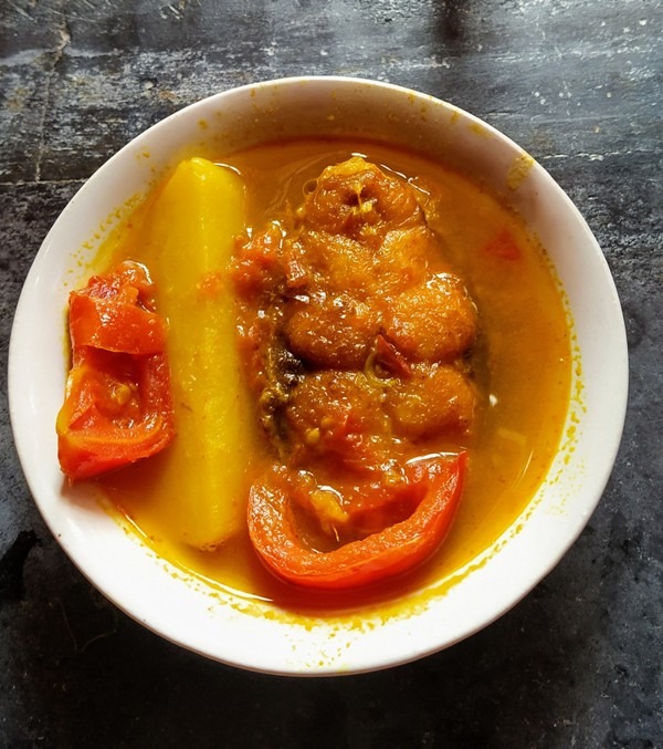 Tomato Diye Machher Jhol